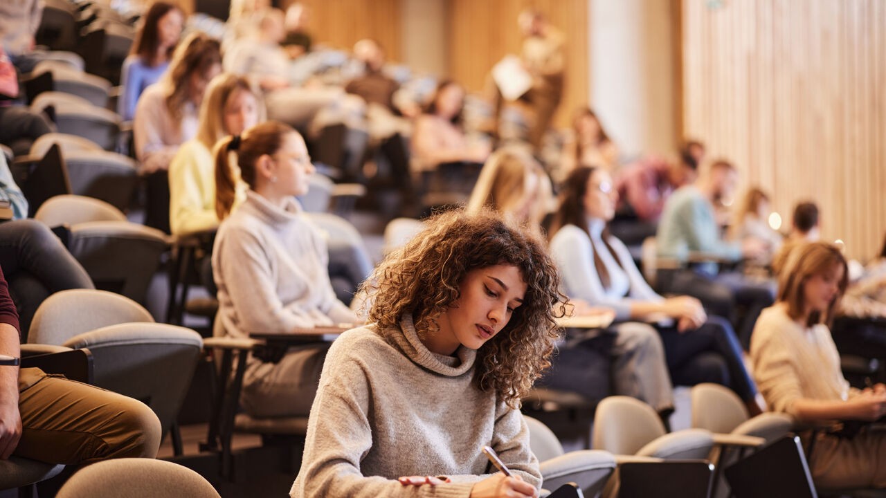 Lichte vooruitgang na dieptepunt: 30 procent van de Vlaamse studenten behaalt bachelordiploma 'op tijd'
