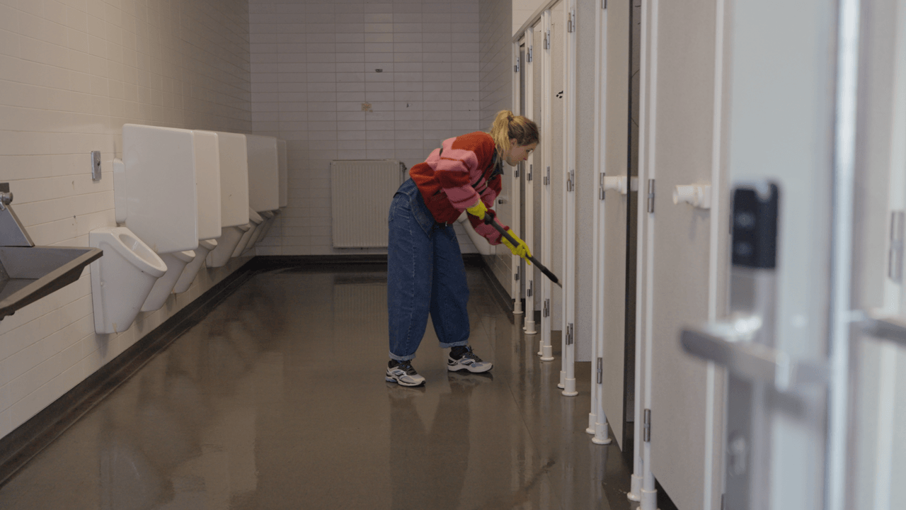 Vuile wc's, te strenge regels en camera's: waarom naar het toilet gaan op school niet vanzelfsprekend is voor veel tieners