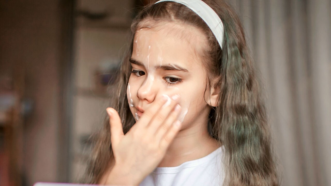 Dermatoloog waarschuwt voor 'dermorexia' bij kinderen: "Meisjes van 8 jaar smeren al antirimpelcrèmes op hun huid"