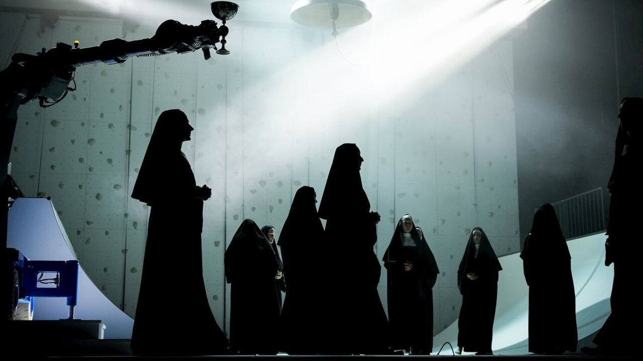 "Ik heb niets tegen naakte dames, maar waarom hebben ze zusterkap aan?": bisschop Bonny boos over opera 'Sancta'