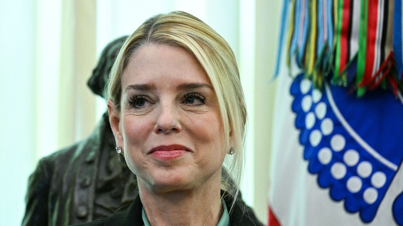 VS-president Donald Trump ontslaat minister van Justitie Pam Bondi wegens aanpak Epstein-dossier