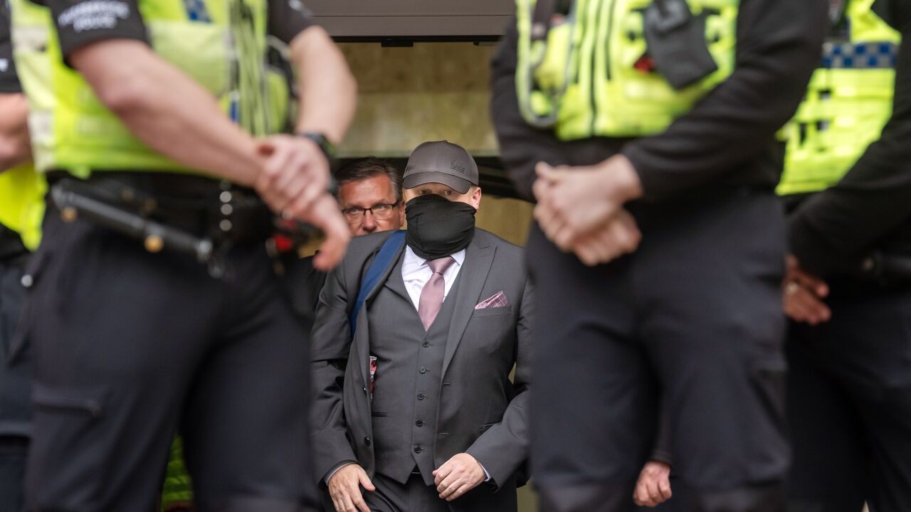 Begrafenisondernemer laat tientallen lijken maandenlang liggen, rouwende familie kreeg as van onbekenden