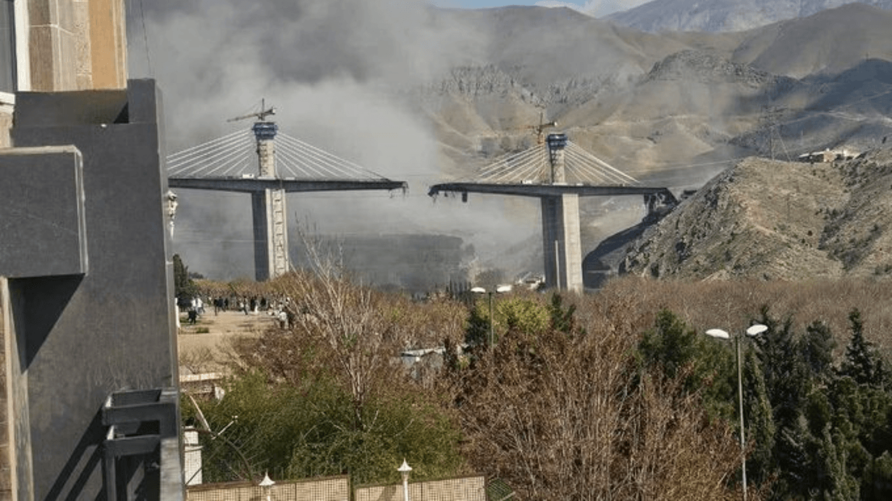 VS bombardeert hoogste brug van Iran: "8 doden, 97 gewonden"