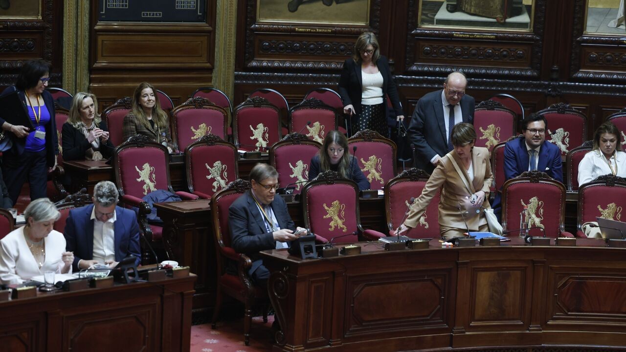 Senaat maakt zijn eigen afschaffing mogelijk na lang en tumultueus debat