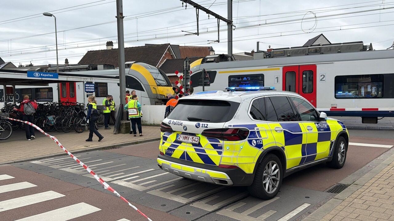 Meisje (14) kritiek na aanrijding door trein op overweg in Kapellen, mogelijk afgeleid door hoofdtelefoon en gsm