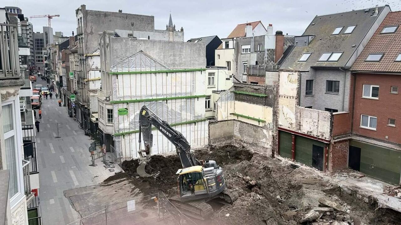 Gebouw dat dreigt in te storten in Blankenberge wordt gecontroleerd gesloopt, mama en zoontje op tijd geëvacueerd
