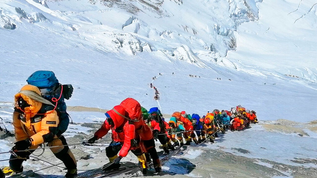 Nepal laat recordaantal bergbeklimmers toe op Mount Everest, geld is grote drijfveer: "Je betaalt al snel 19.000 dollar"