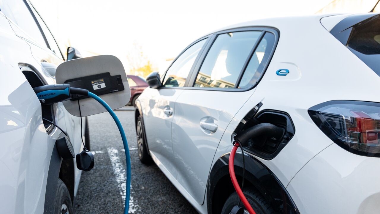 Elektrische auto's worden (pak) goedkoper en rijden verder: wat brengt toekomst voor autobatterij?