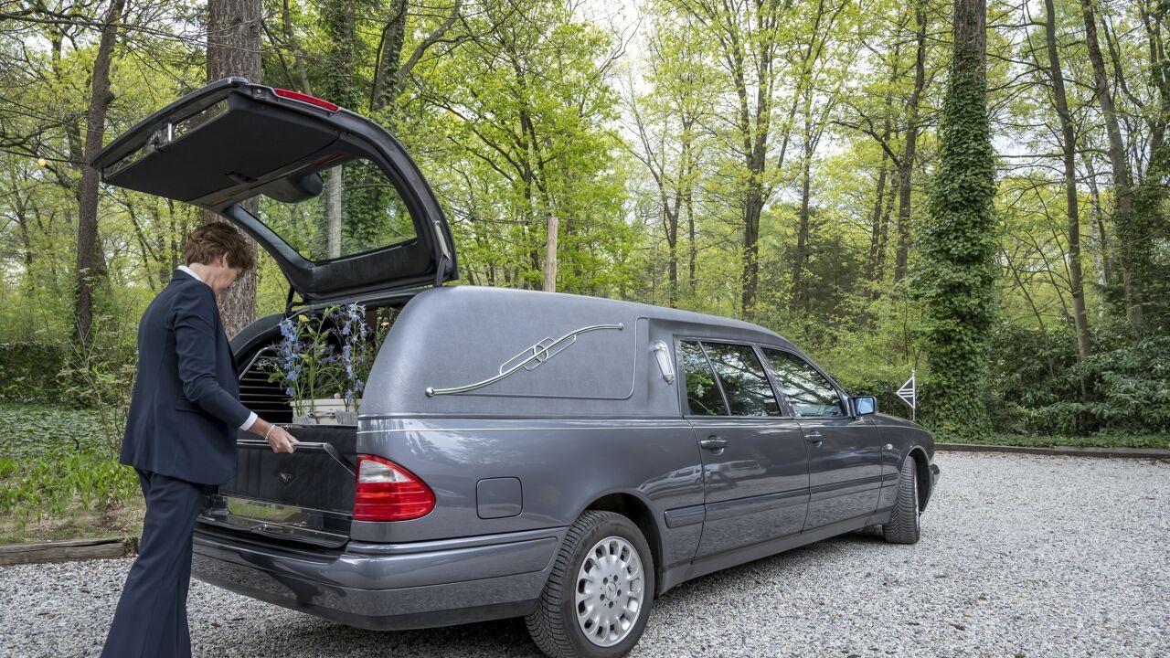 Geen deals meer, duidelijke prijzen en thuis een koelplaat: strengere regels voor uitvaartsector na mistoestanden