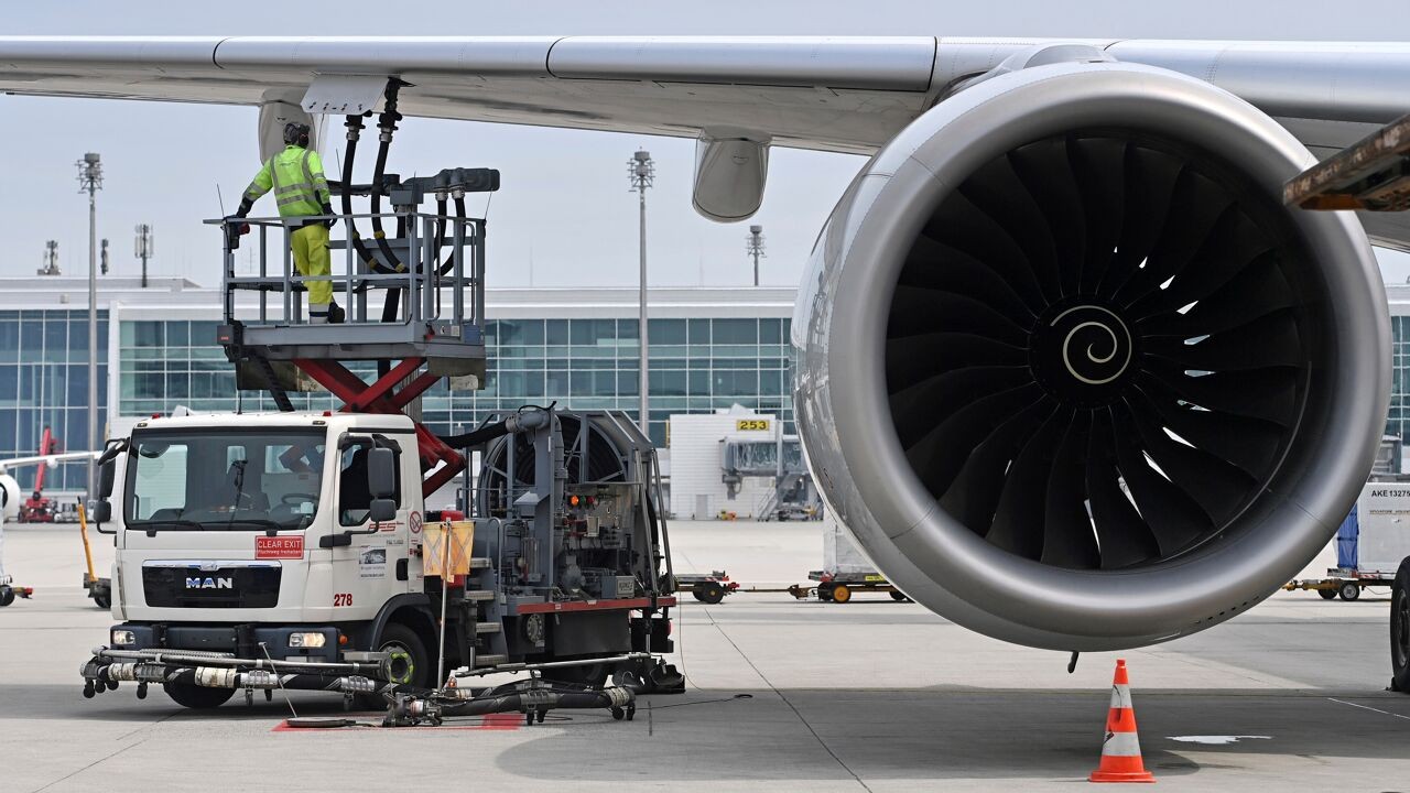 Geblokkeerde Straat van Hormuz knijpt ook kerosinetoevoer dicht: wat betekent dat voor jouw vliegvakantie?