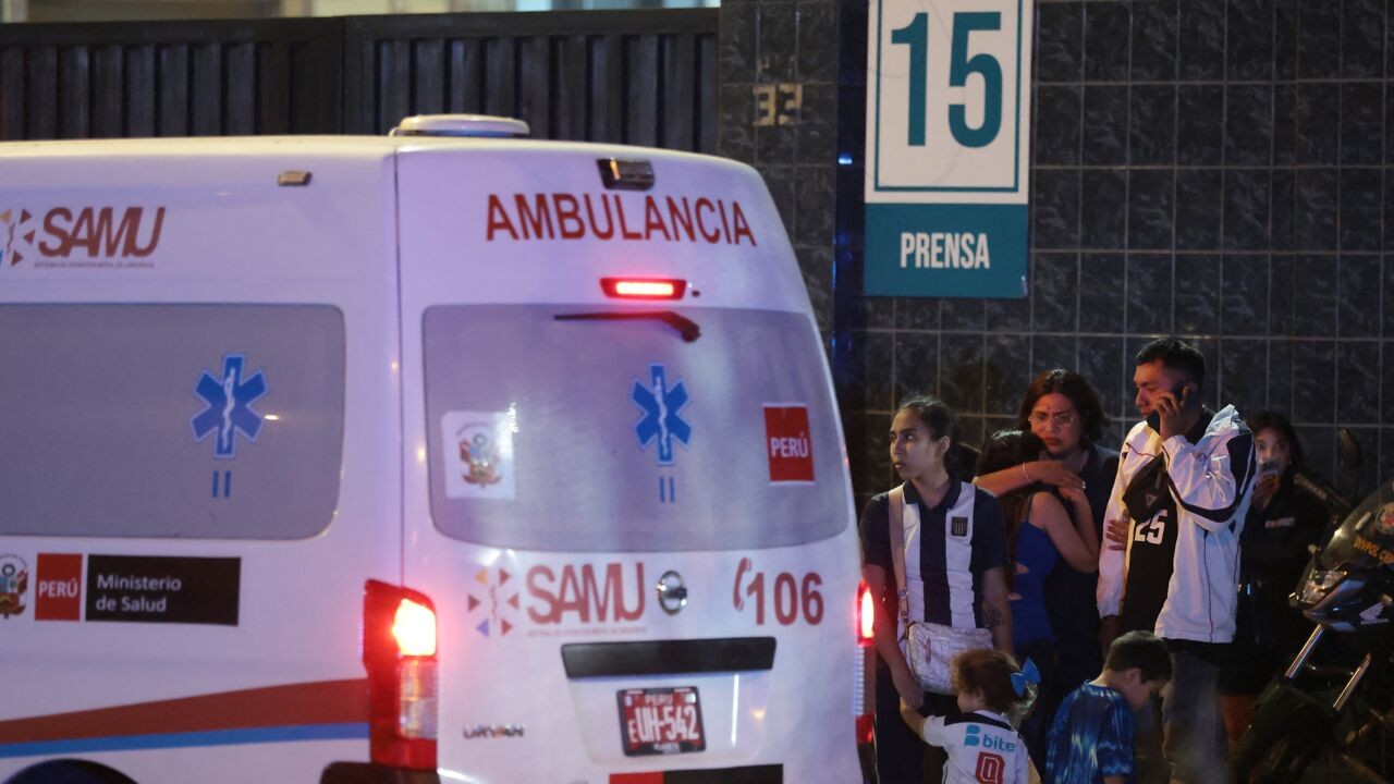 Minstens 1 dode en 47 gewonden bij incident in voetbalstadion in Lima, Peru