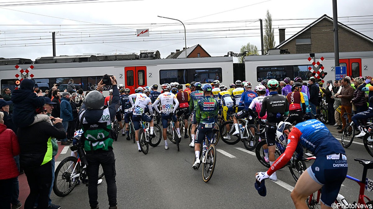 Na hét incident van de Ronde: waarom negeerde deel van peloton gesloten overweg? "Schorsen? Dat is fout signaal"
