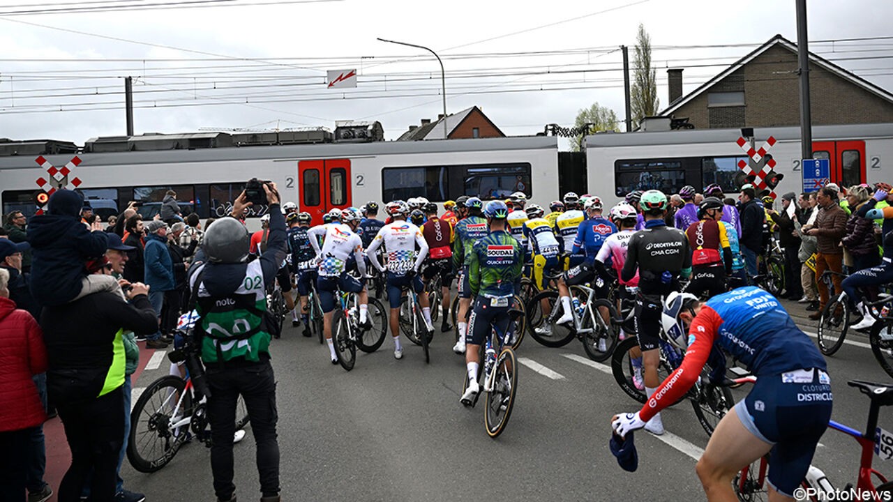 Parket heeft 54 renners geïdentificeerd die spoorweglicht negeerden tijdens Ronde van Vlaanderen