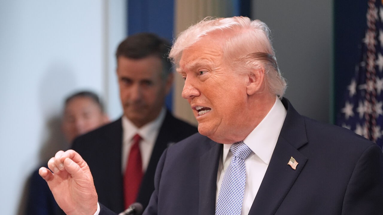 Trump dreigt journalist op te sluiten die over reddingsoperatie piloot schreef