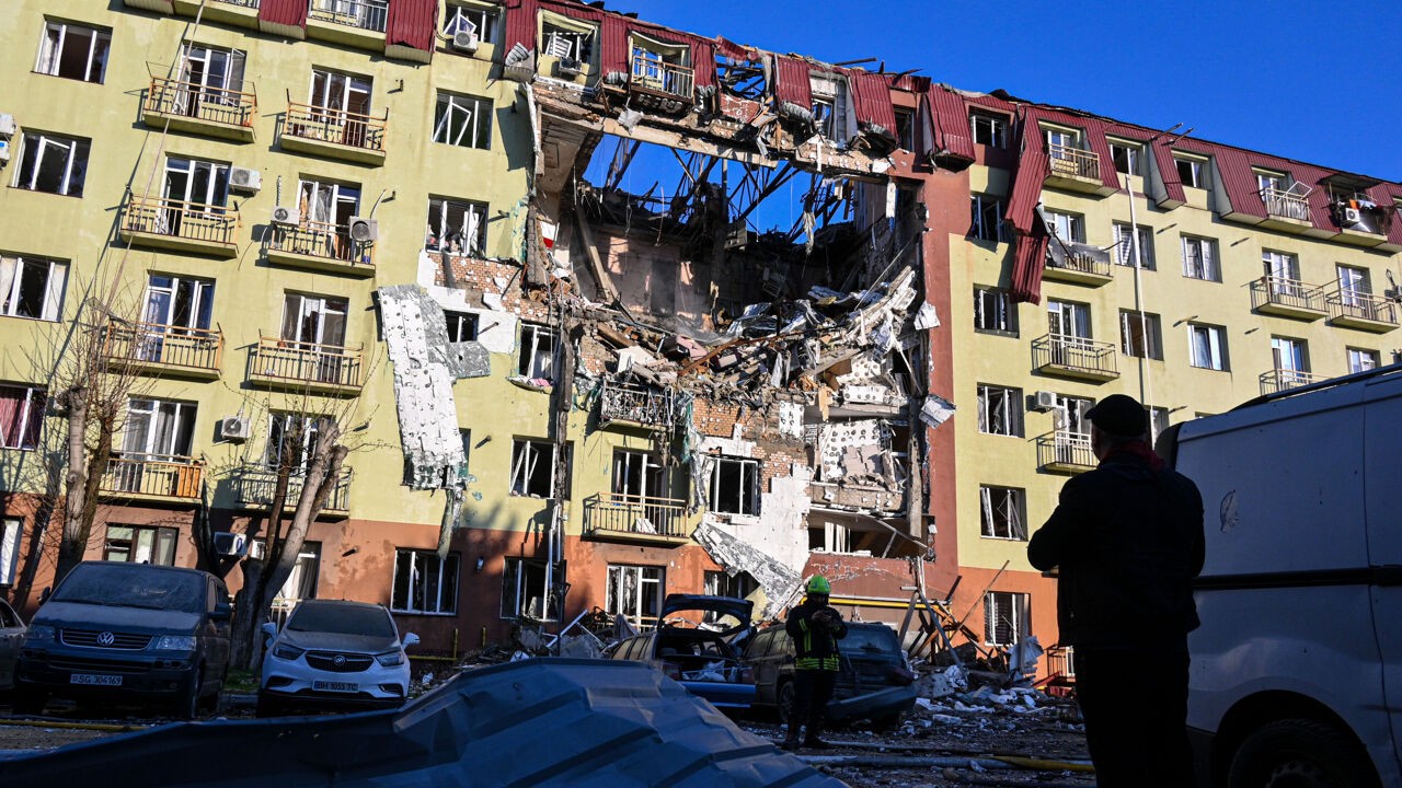 Russische aanval slaat gat in woongebouw in Odessa: 3 mensen komen om, onder wie kind