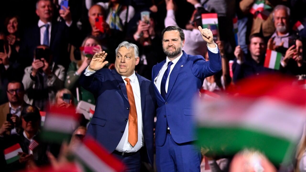 J.D. Vance zwaait Orbán lof toe in Boedapest en beschuldigt EU van "schandelijke" inmenging in Hongaarse verkiezingen