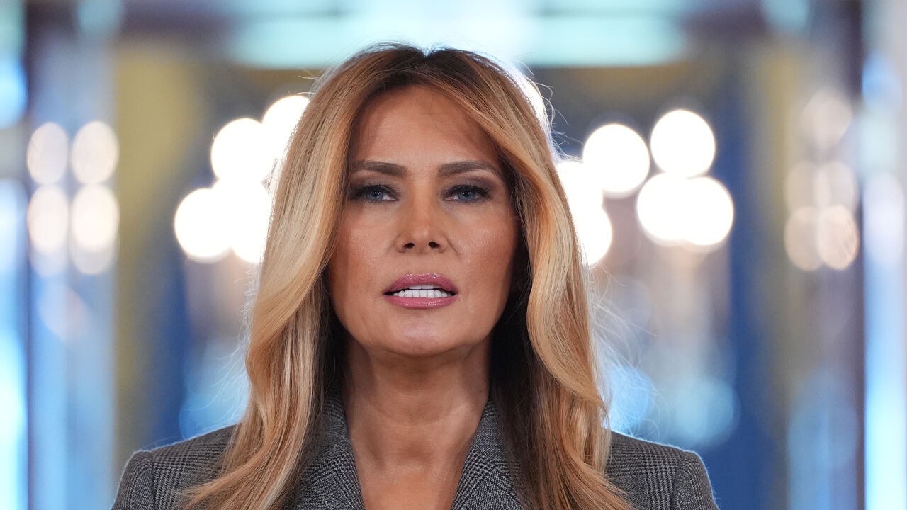 "De leugens moeten nu stoppen": first lady Melania Trump ontkent op onverwacht persmoment dat ze banden had met Epstein