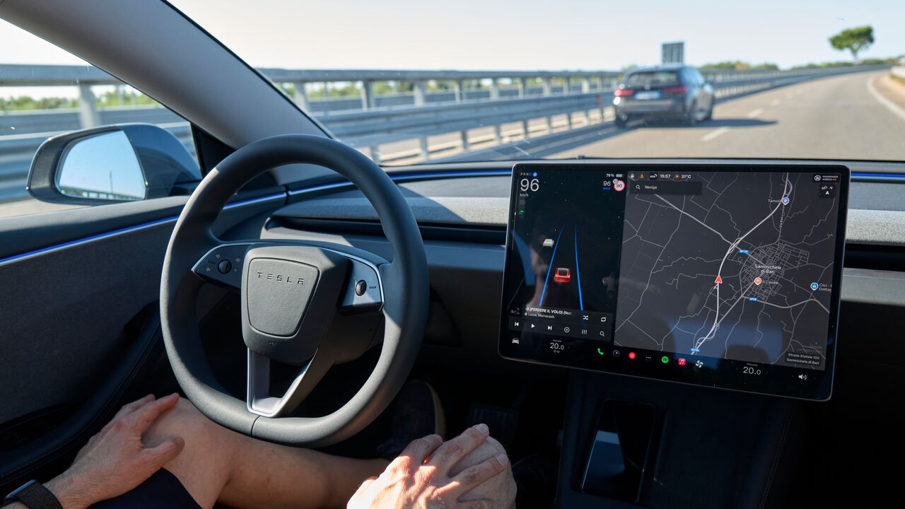 Tesla mag "in principe vanaf morgen" zelfrijdende wagens testen op Vlaamse snelwegen