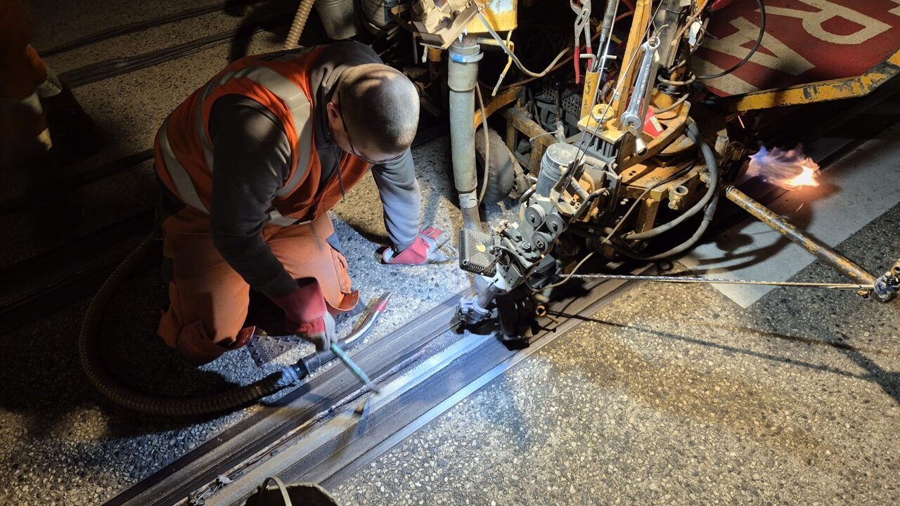 Primeur in Vlaanderen: firma installeert speciale inlegstrips in Gentse tramsporen tegen lawaaihinder