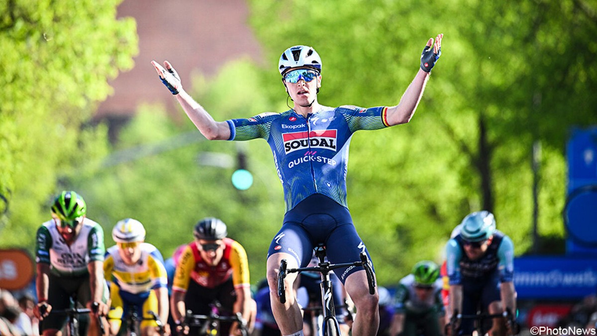 Niemand op de foto: Tim Merlier gooit iedereen los met machtig eindschot en wint Ronde van Limburg