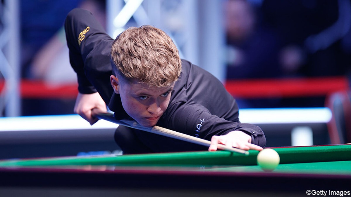 En dat terwijl het ziekenhuis hem niet wilde laten gaan: 19-jarig Brits toptalent plaatst zich voor WK snooker