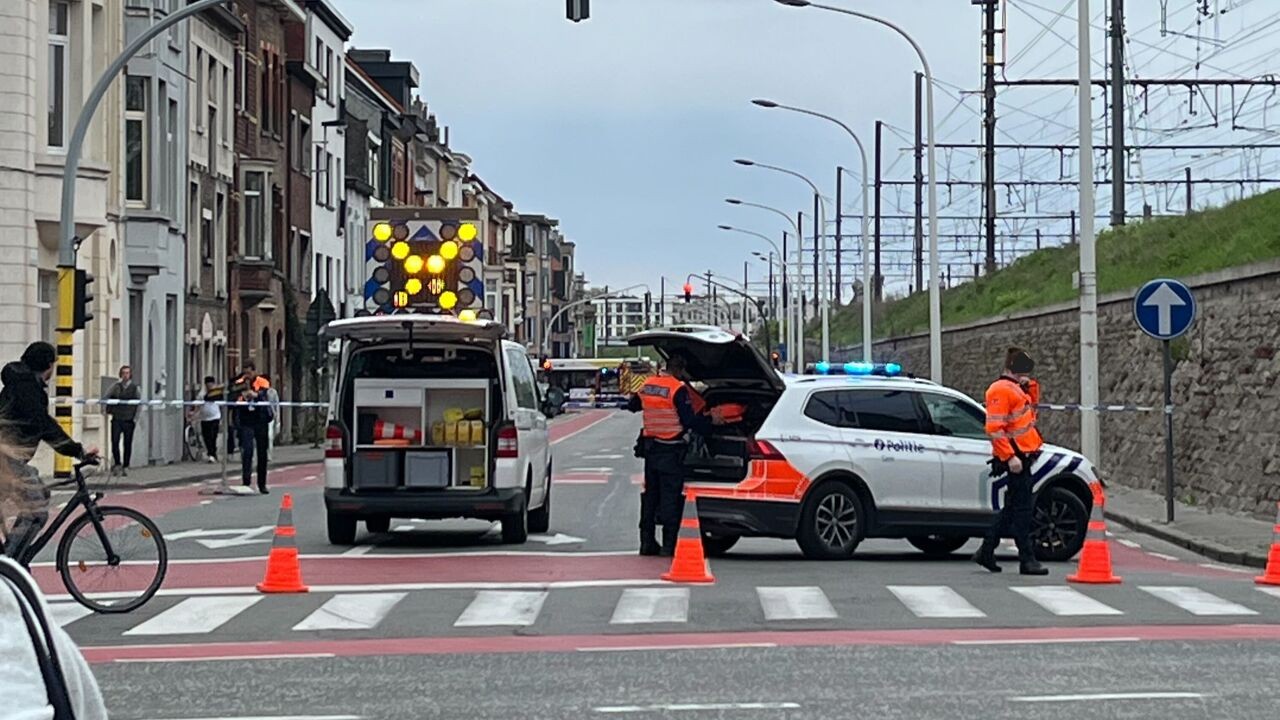 Fietsster zwaargewond na aanrijding door bus van De Lijn in Gent, druk kruispunt even afgezet
