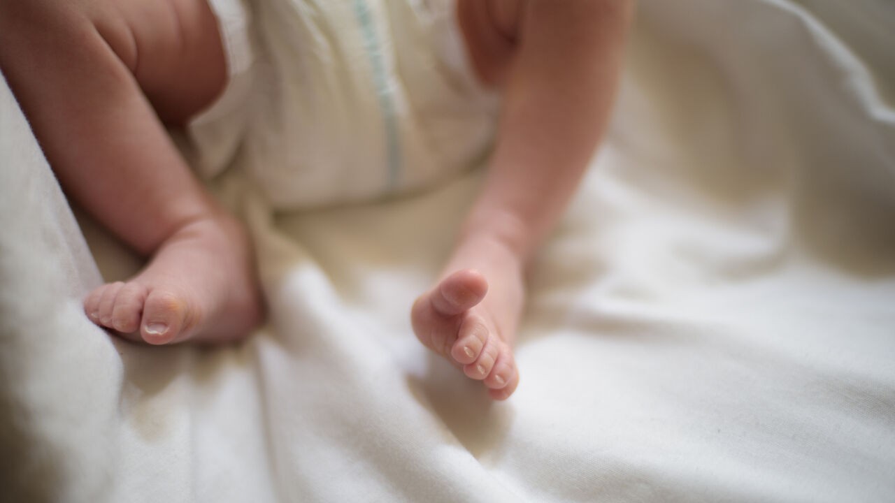 "Pasgeborene is 4 weken mishandeld en gefolterd": parket eist 8 jaar cel voor vader die baby doodknijpt