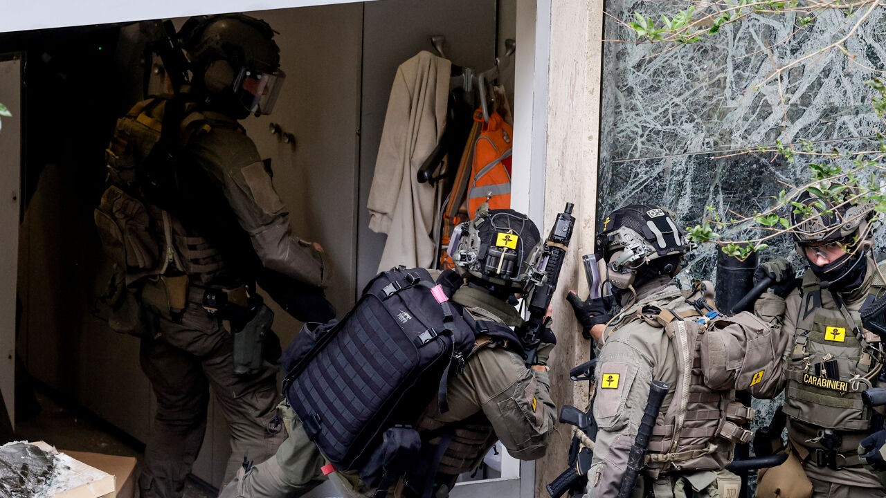 Gewapende mannen beroven bank in Napels, gijzelen 25 mensen en vluchten via gat in vloer