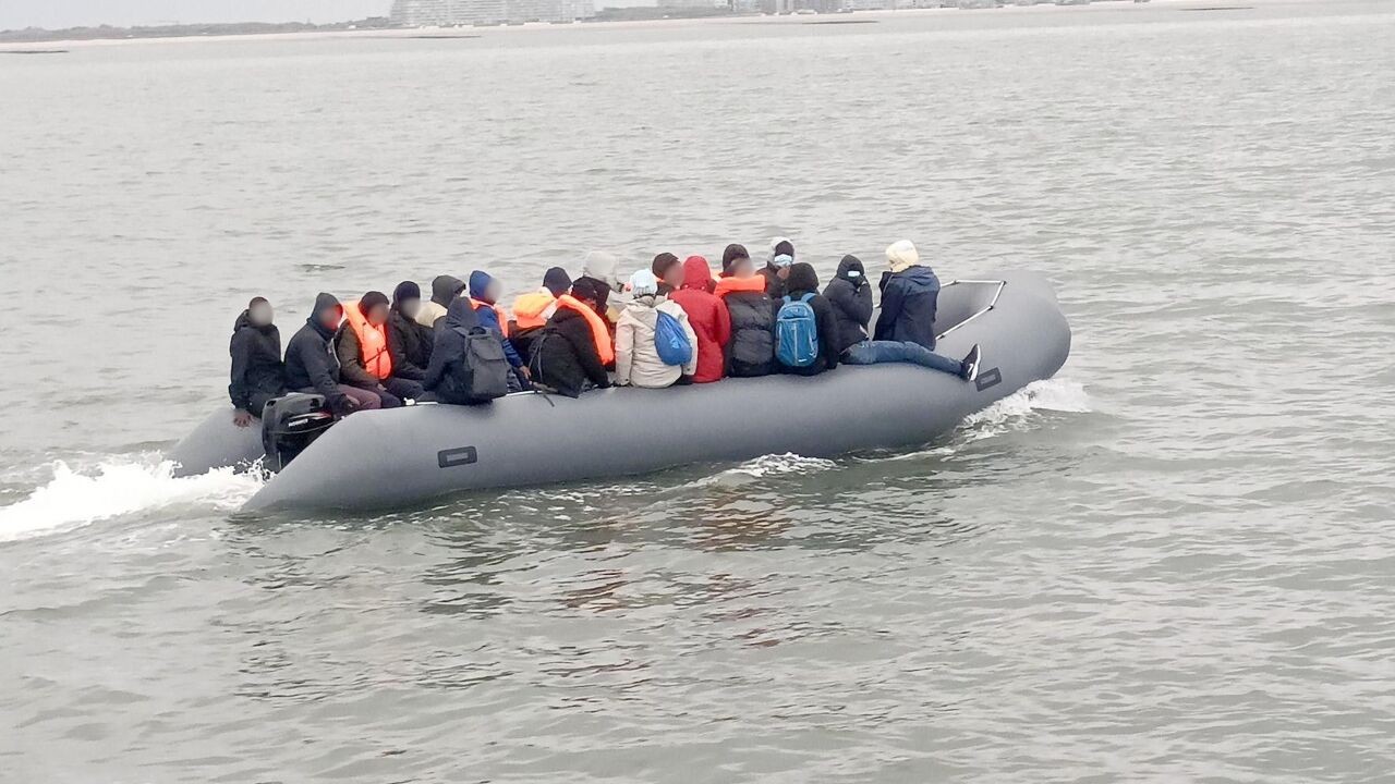 Vijf bootjes met in totaal 200 transmigranten onderschept voor Belgische kust: provinciaal noodplan opgestart