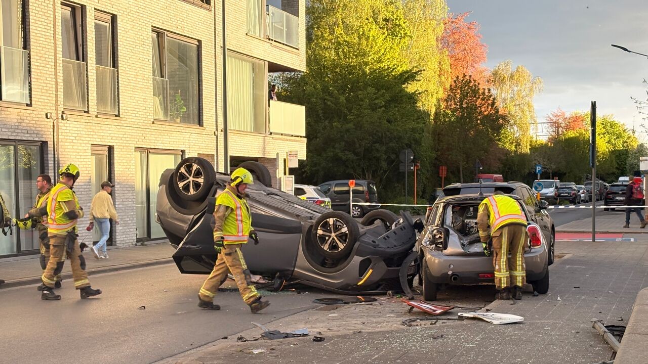 Auto met moeder en 2 kinderen in belandt op dak bij ongeval aan station in Harelbeke