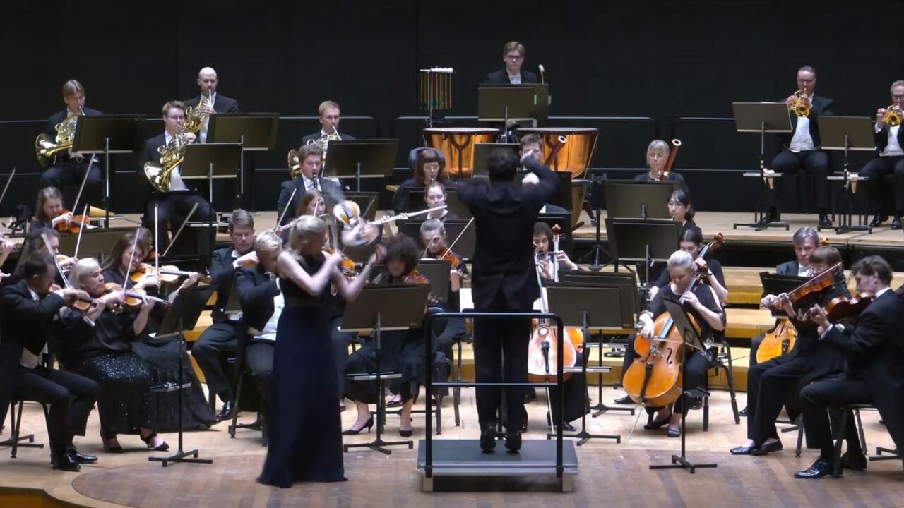 De nachtmerrie van elke violist: dirigent slaat peperdure viool uit handen van soliste