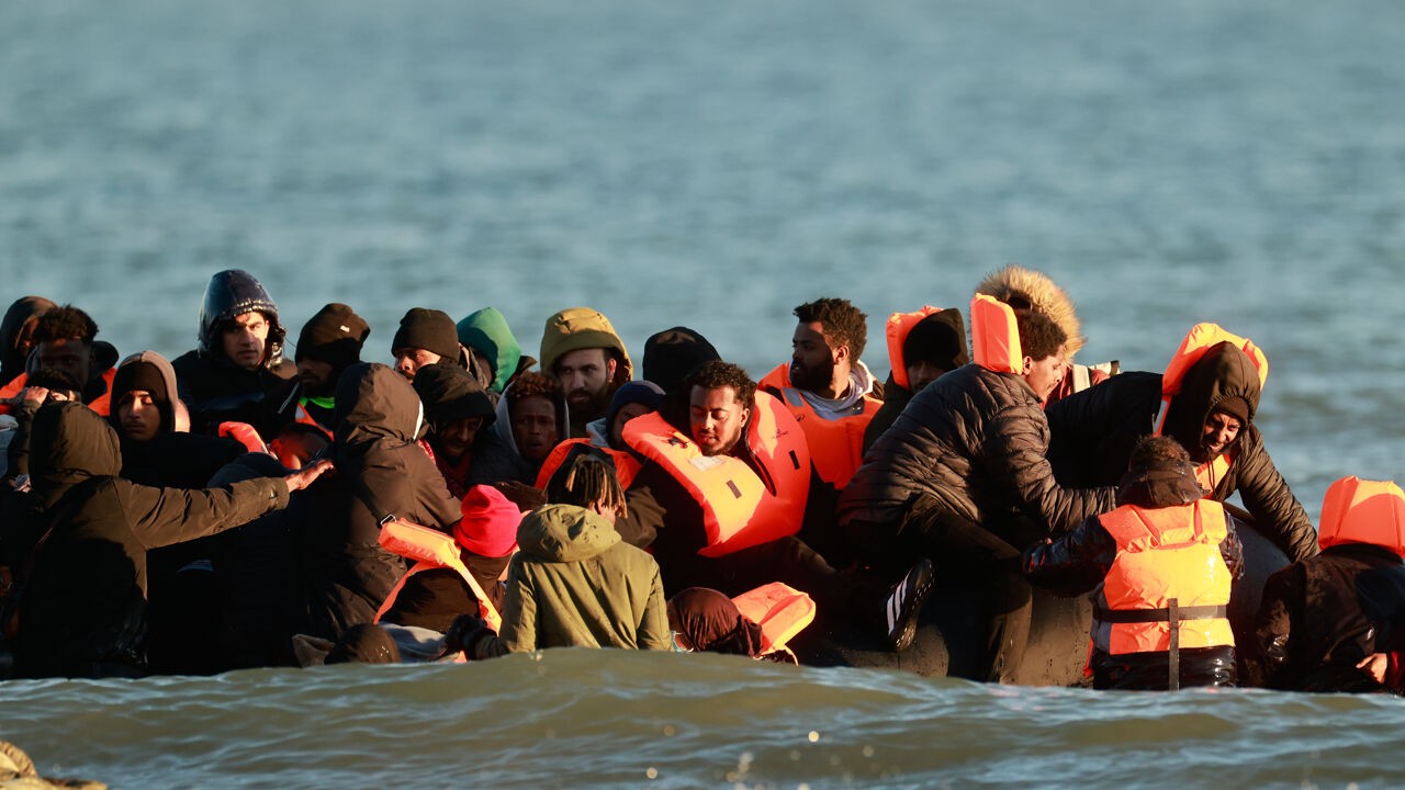 Vluchtelingenwerk Vlaanderen hekelt "ontmenselijkende taal" over transmigranten: "Spreek niet over 'invasies' of 'aanvallen'"