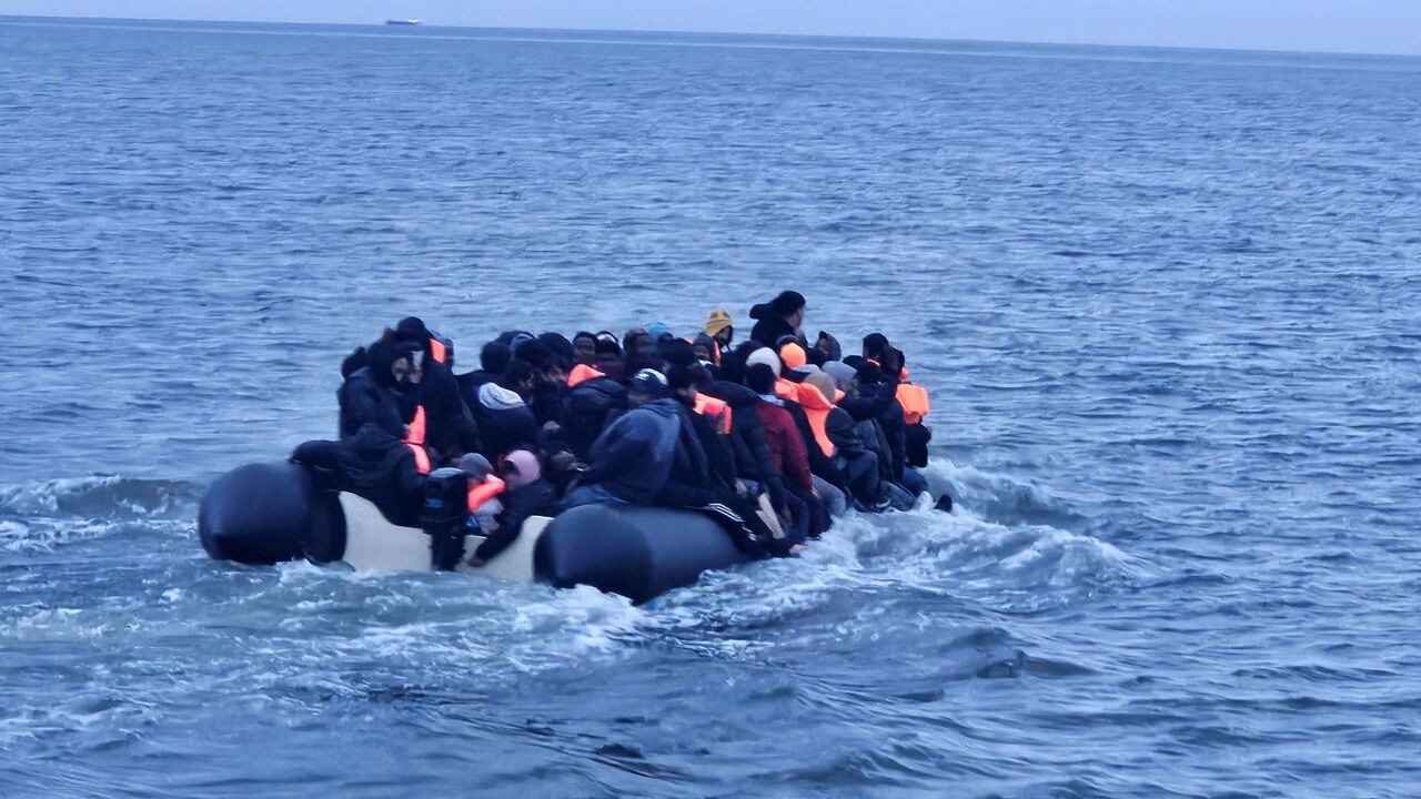 Waarom werden transmigranten voor de Belgische kust niet opgepakt, maar naar Frankrijk begeleid?