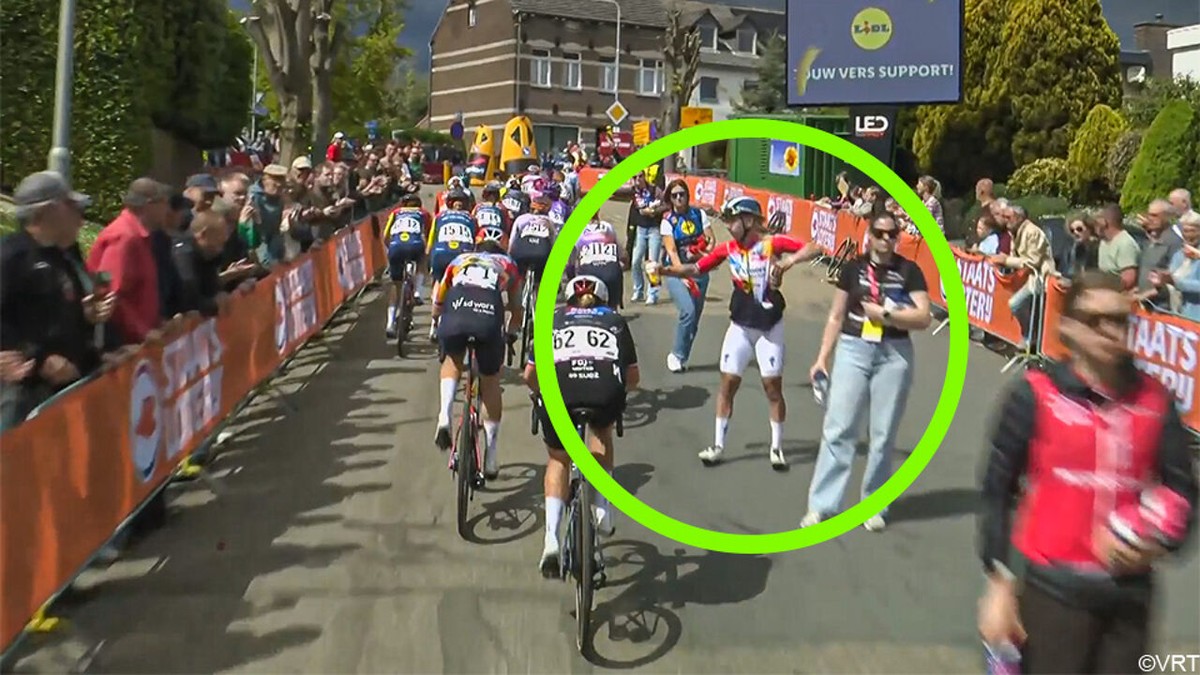 Lorena Wiebes geeft op in Amstel en springt dan in om drinkbussen te geven aan ploeggenotes