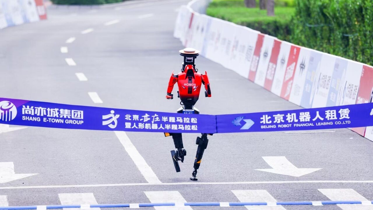 50 minuten, 26 seconden: robot Lightning loopt sneller dan menselijk wereldrecord op halve marathon in Peking