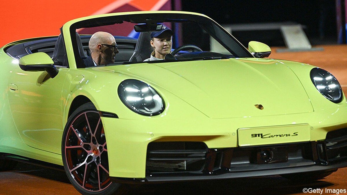Elena Rybakina wint voor tweede keer in Stuttgart (en mag nu wel met haar Porsche rijden)