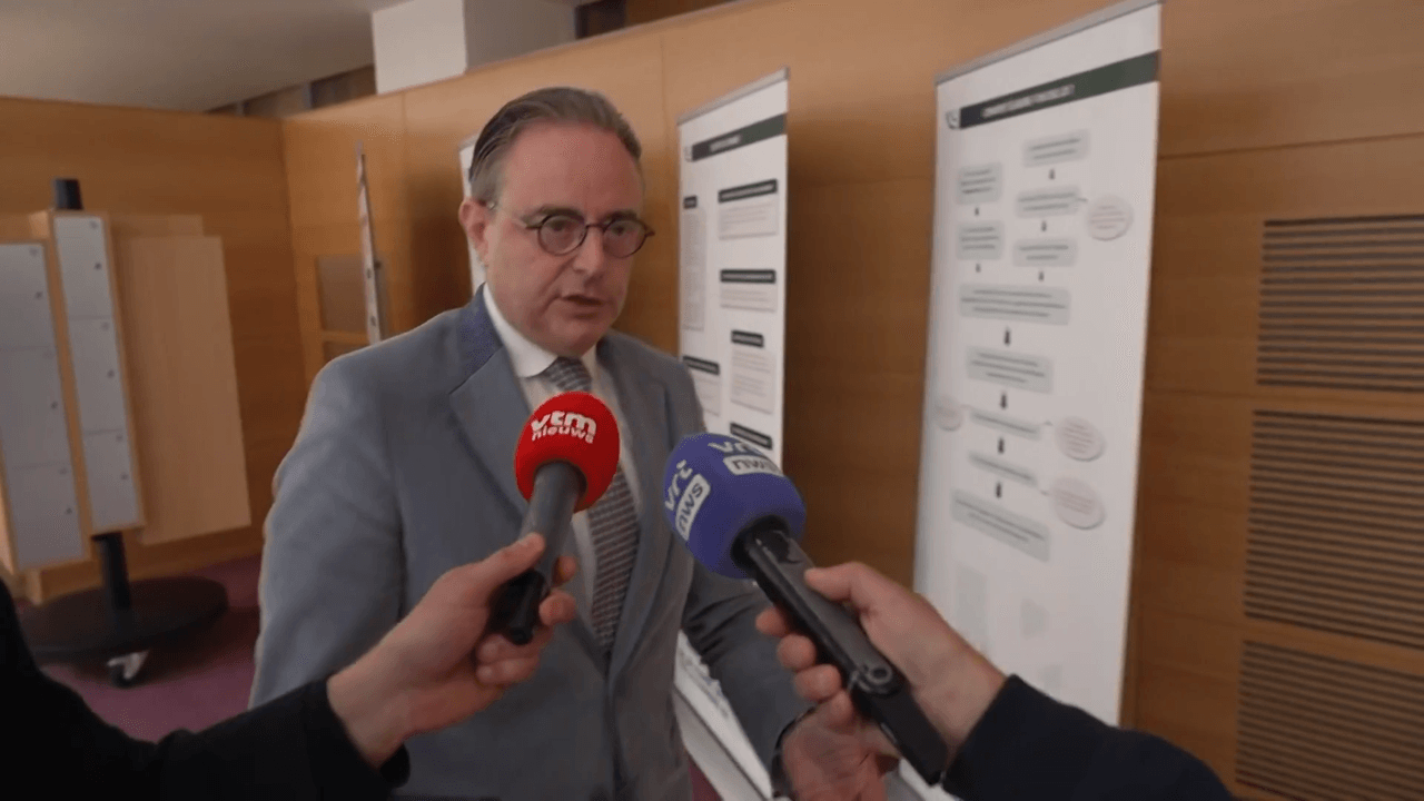 Premier De Wever reageert geïrriteerd op vragen van journalisten over mogelijke steunmaatregelen
