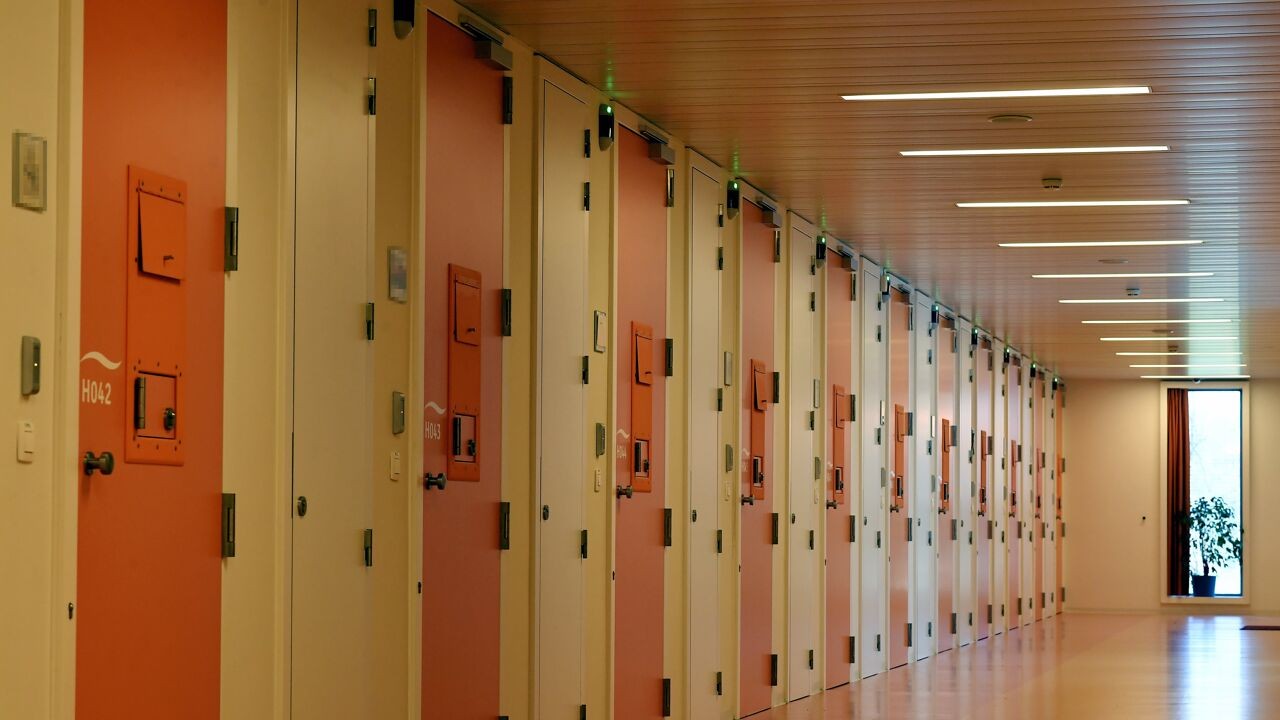 "Systeem werkt niet zoals het is bedoeld": waarom België miljoenen euro's moet ophoesten door problemen bij internering