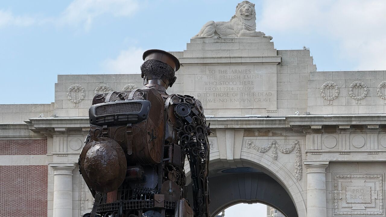Reuzegrote soldaat 'The Hauntings' verlaat Menenpoort in Ieper: "Maakte veel emoties los"