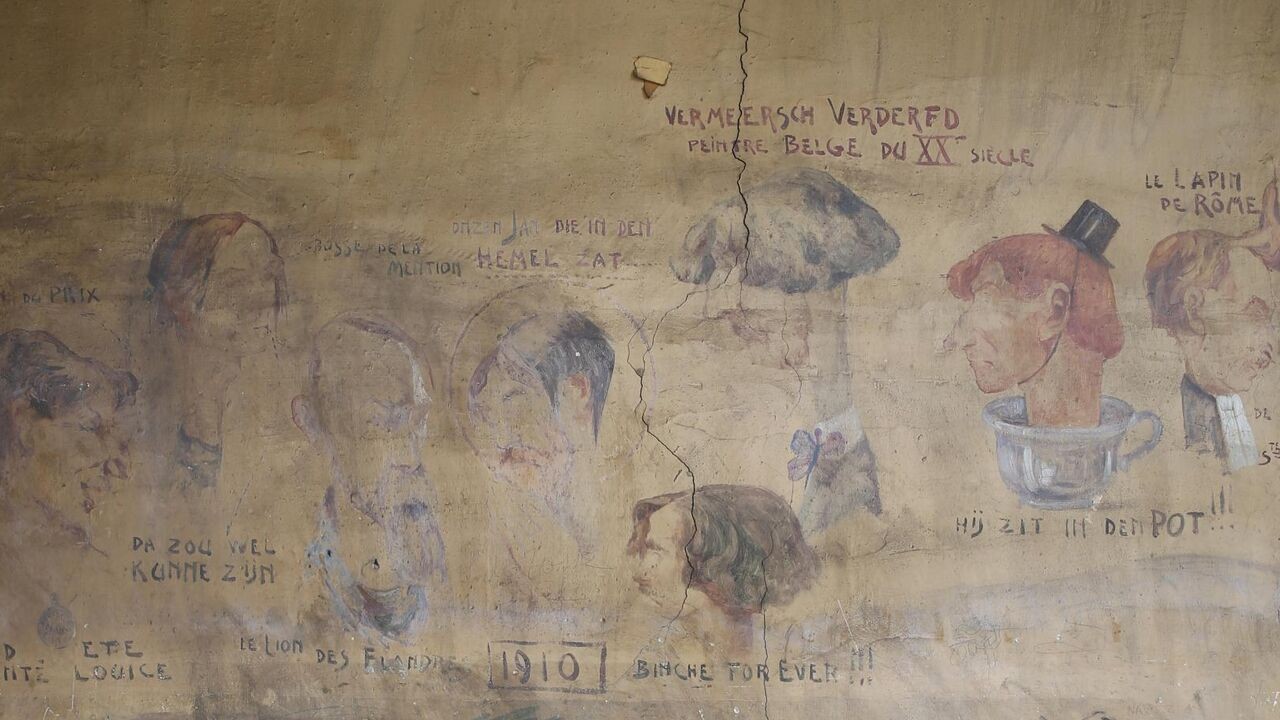 "Gaaj gethm toch ni hebbe": karikaturen van kunstenaars van eeuw oud ontdekt op toiletmuren academie in Antwerpen