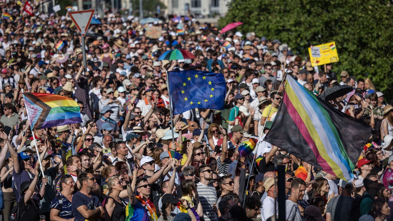 'Antihomowet' van Hongarije discrimineert en schendt basiswaarden EU, eerste keer dat lidstaat daarvoor wordt veroordeeld