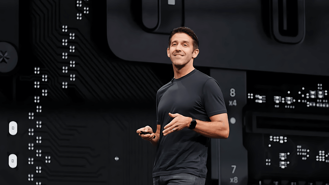 Bescheiden techneut en "man van het volk": wie is John Ternus, de nieuwe CEO van Apple?