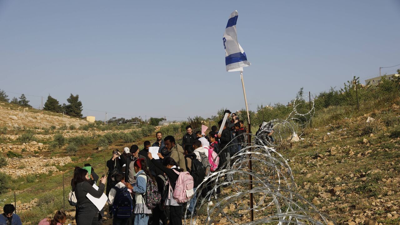 "Ik was zo bang dat niemand het zou overleven": Israëlische kolonisten blokkeren schoolroute Palestijnse kinderen