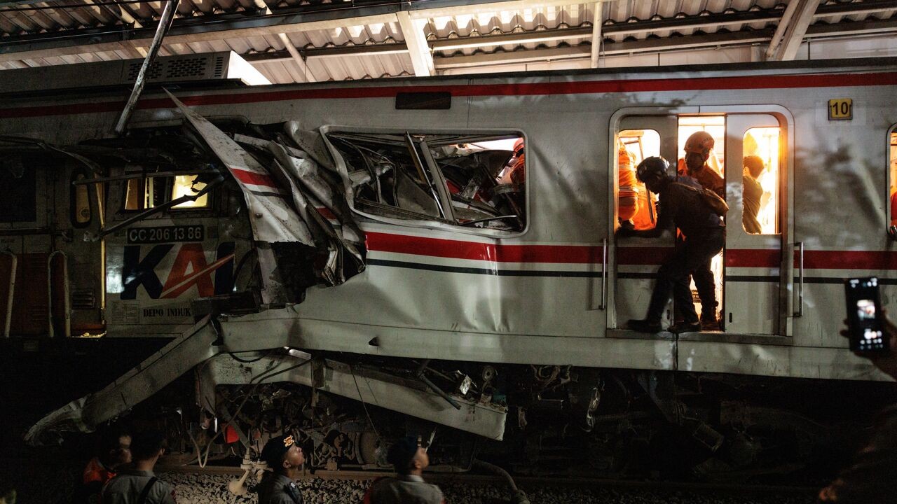 Zeker 14 doden en tientallen gewonden bij treinbotsing in Indonesië