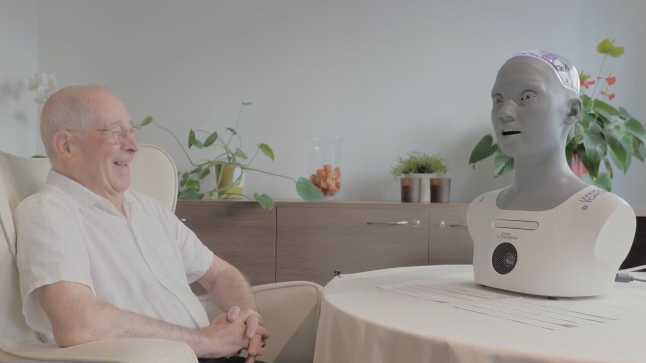 Kunnen menselijke robots een rol spelen in het sociaal contact met ouderen?