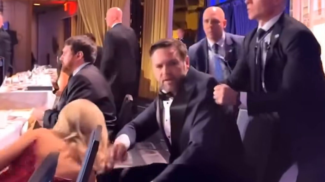 Waarom werd vicepresident Vance sneller van het podium gehaald dan Trump?