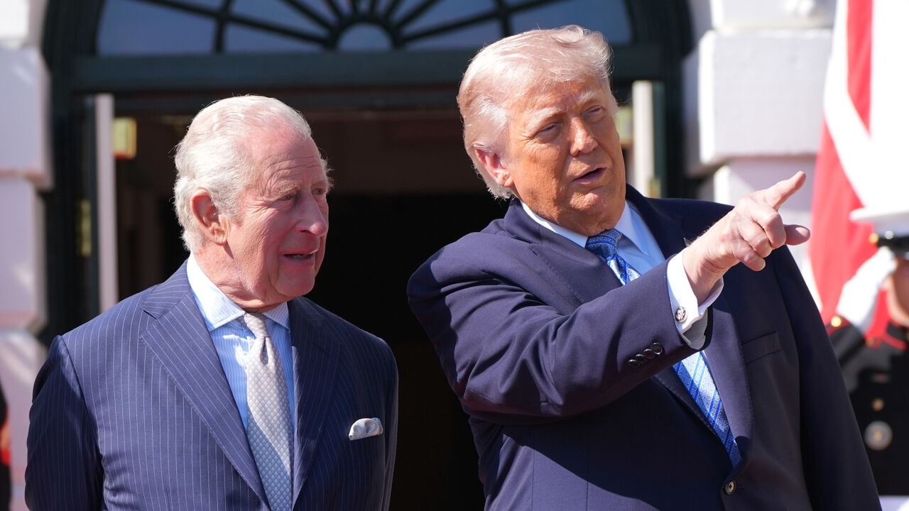 Koning Charles aangekomen in VS: hoe een staatsbezoek uitdraait op een masterclass in diplomatiek paaien