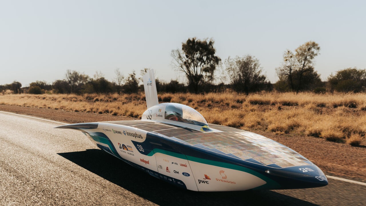 Zelfgemaakte zonnewagen van studenten KU Leuven voor het eerst op openbare weg in België