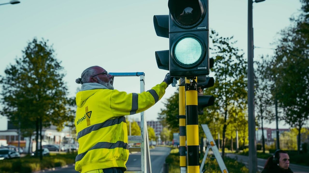 Deze mensen houden onze verkeerslichten proper: "Stickers eraf krijgen, is de grootste ellende"