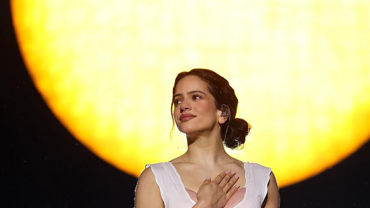 Mysterieuze Rosalía betovert AFAS Dome met emotionele rollercoaster